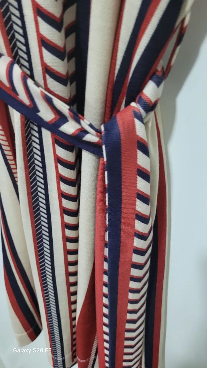 Vestido Le Lis Listrado Midi Com Faixa Amarração  - Foto 3