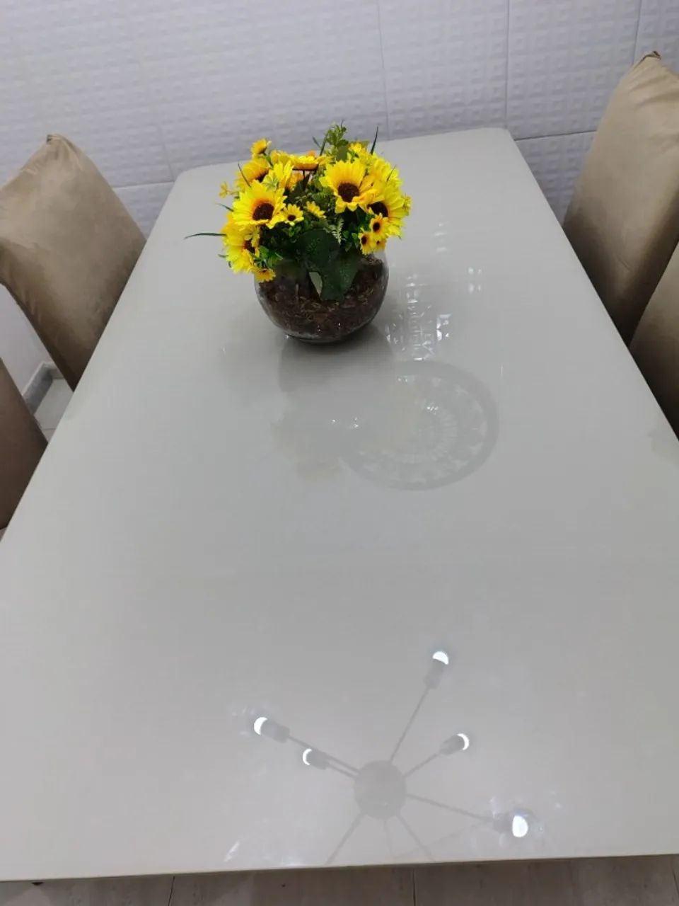 Mesa de jantar laqueada retangular com 6 cadeiras estofadas com linho bege.