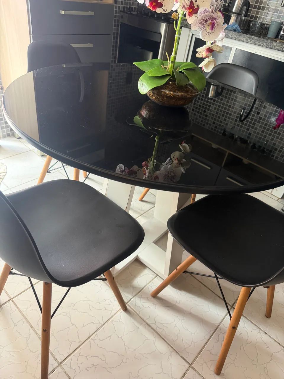 Mesa de jantar novinha com tampo de vidro