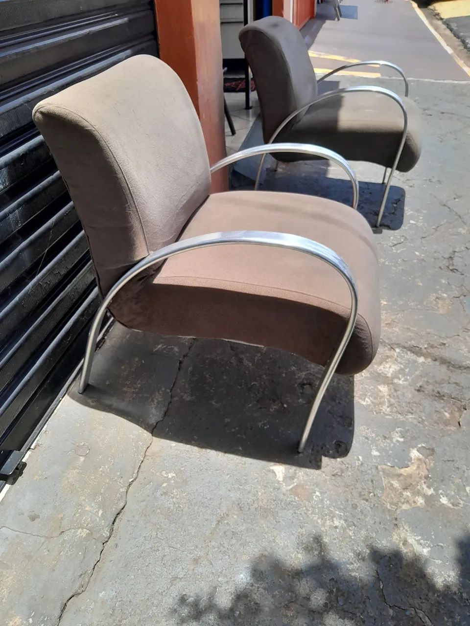 Poltronas decorativas com pés em alumínio  - Foto 5