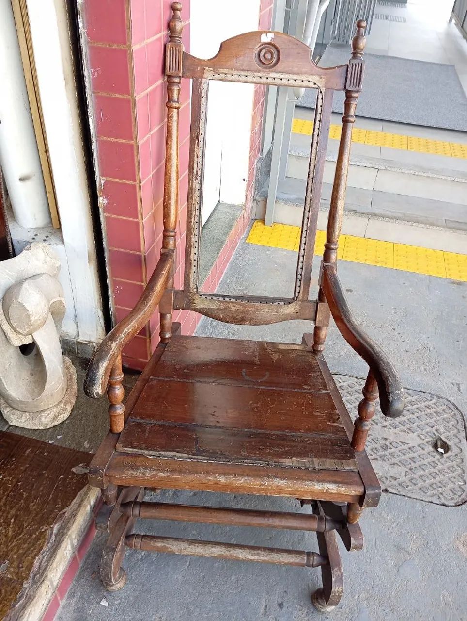 Poltrona de balanço em imbuía. - Foto 3
