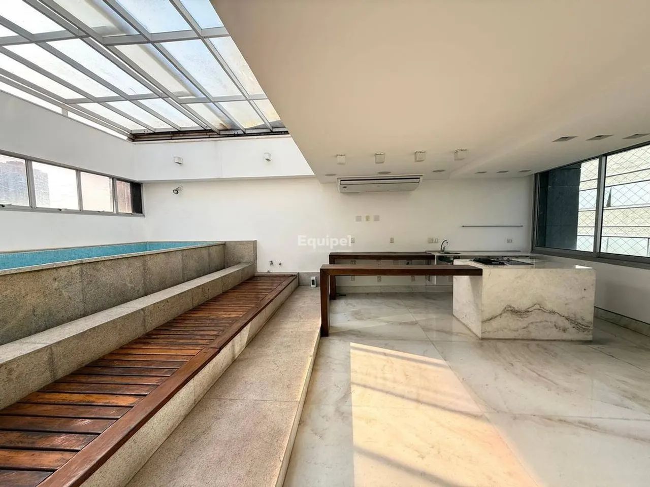 Cobertura Duplex de Alto Padrão na Savassi | 275m², 4 Quartos e Área de Lazer Privativa
