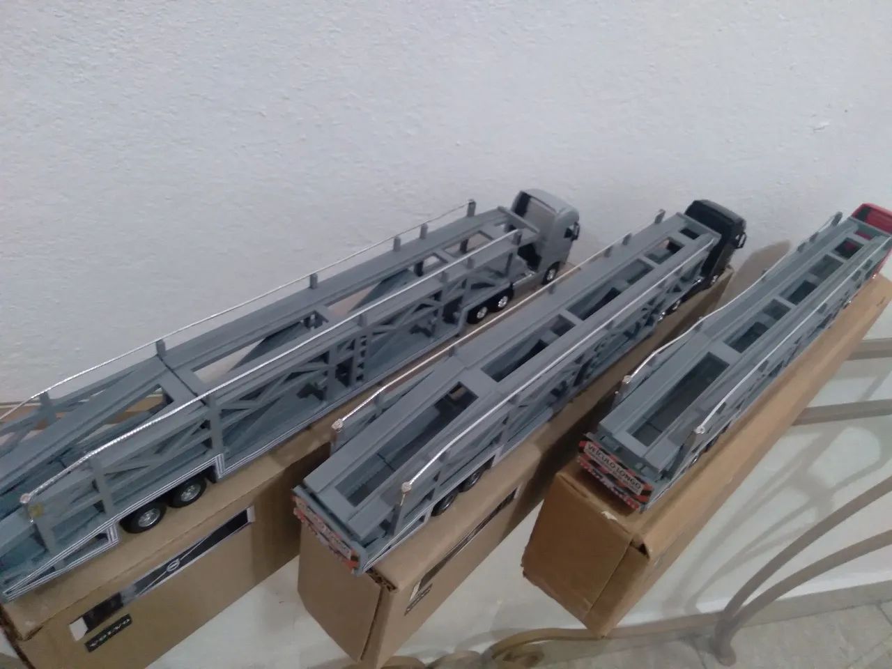 Miniatura Caminhão Cegonha Volvo Escala 1/64 - Foto 2