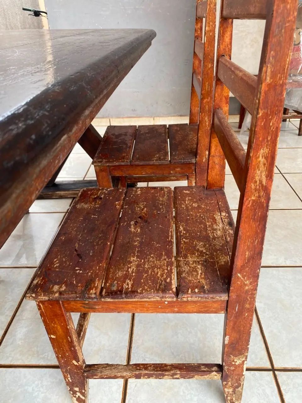 MESA DE MADEIRA COM 4 CADEIRAS - Foto 3
