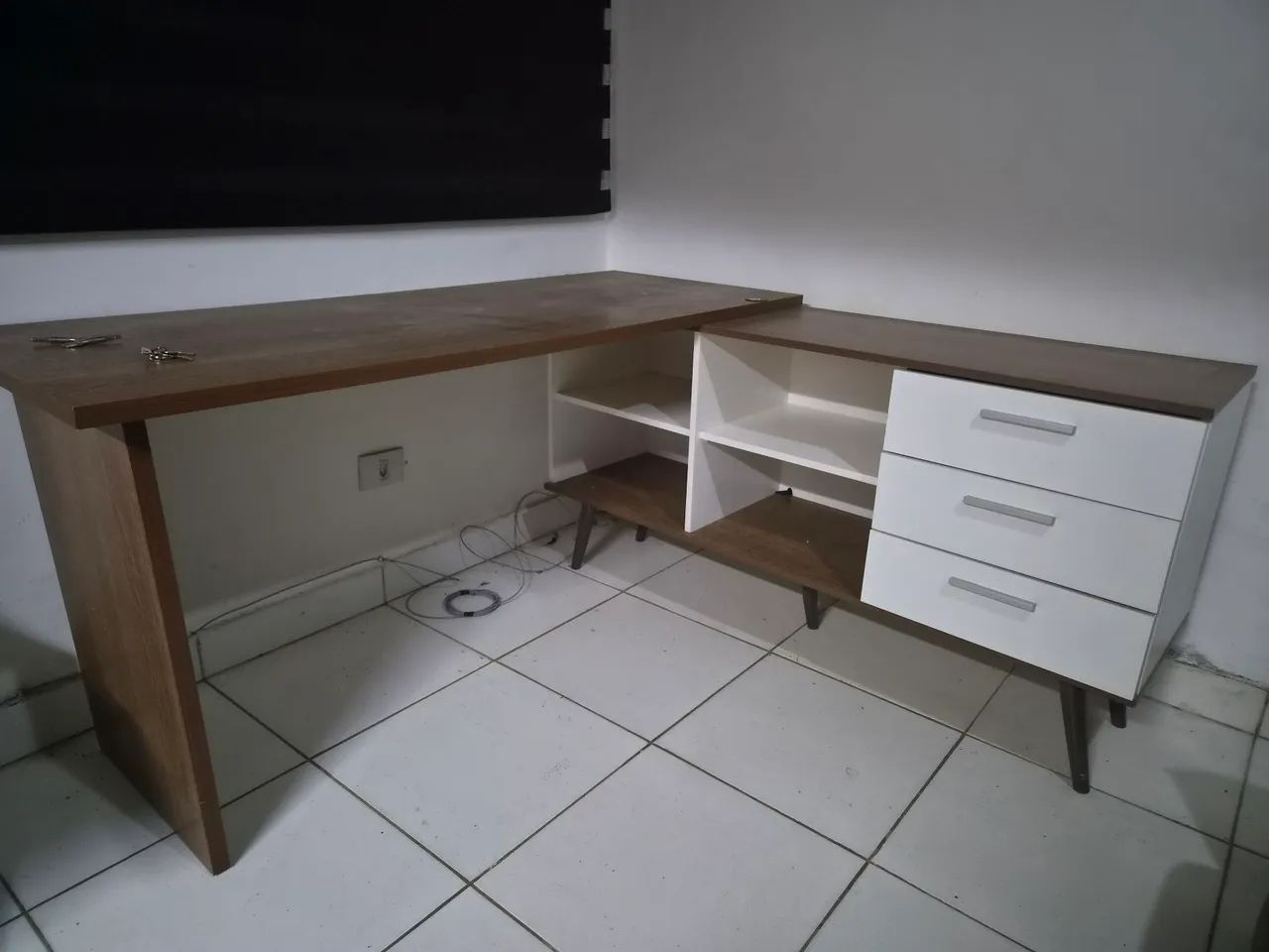 Mesa escrivaninha de canto