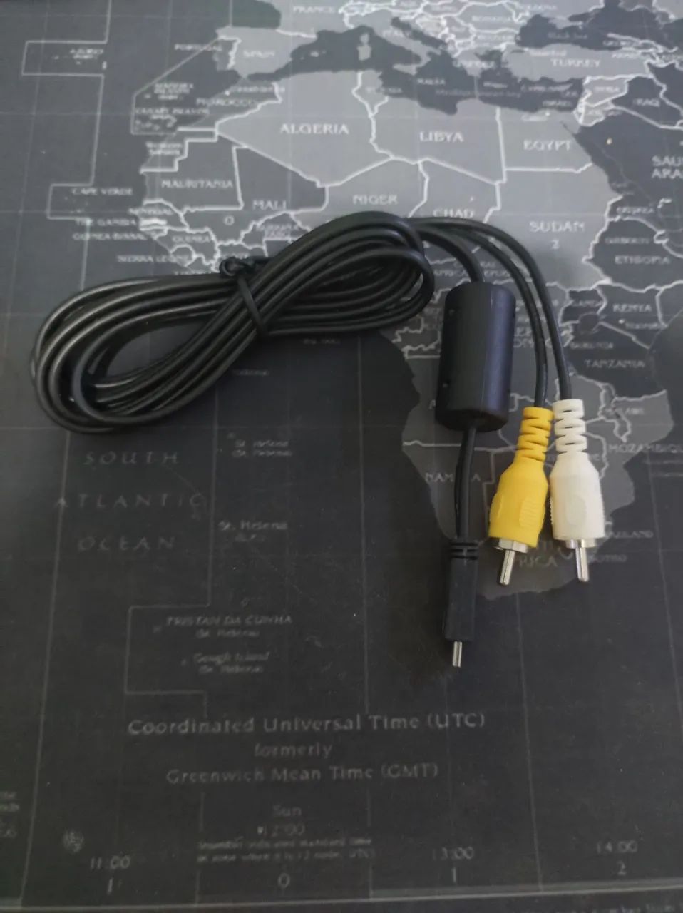 cabo adaptador AV (áudio e vídeo) RCA para P2 (3.5mm). 