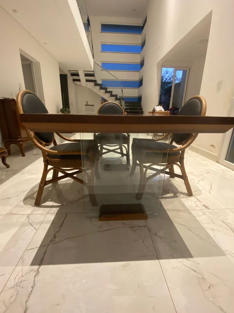 Mesa de Jantar em Madeira Maciça + 4 Cadeiras Estofadas 