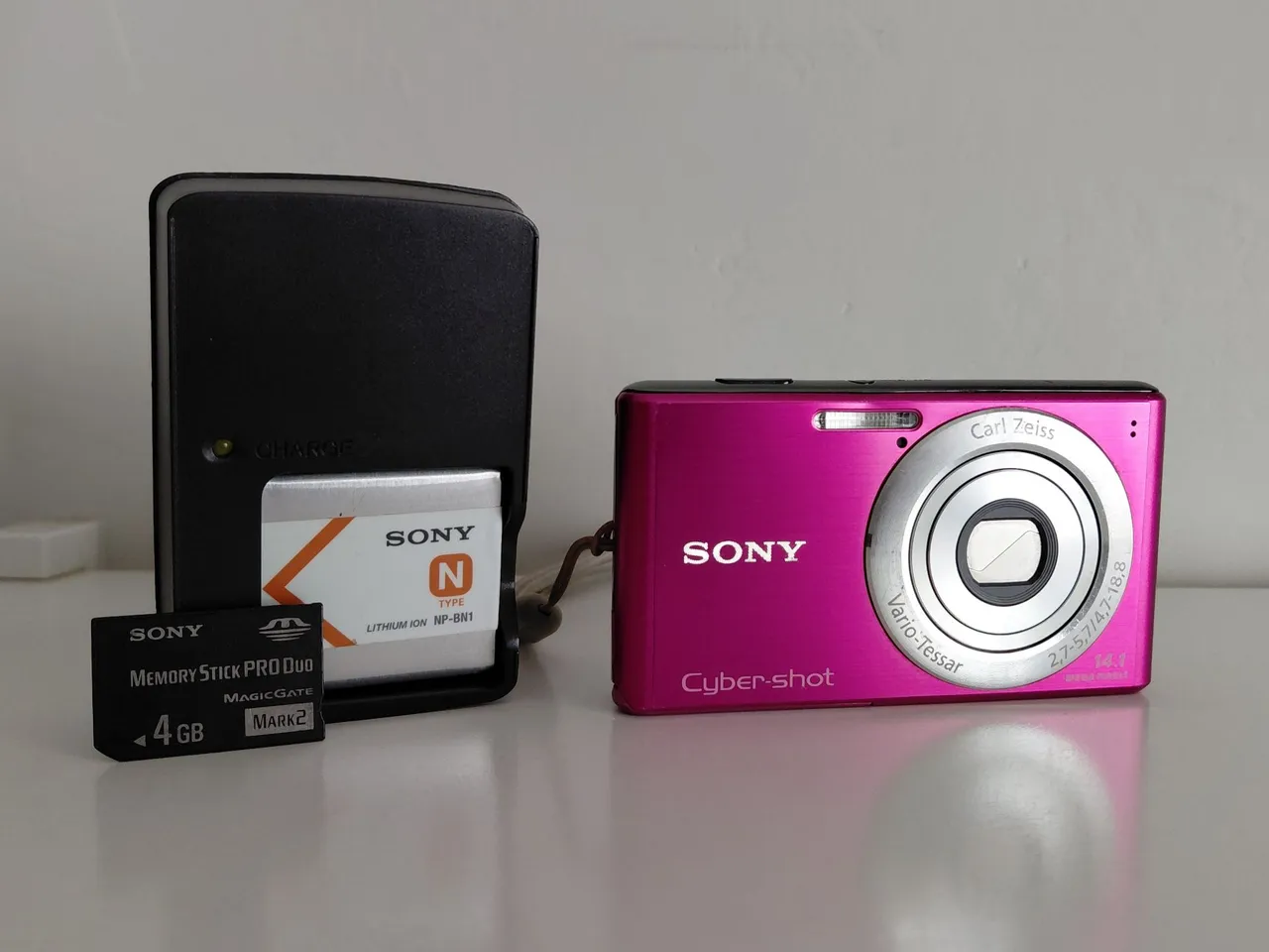 Câmera Sony Cybershot DSC-T90 preta - Câmeras e Filmadoras