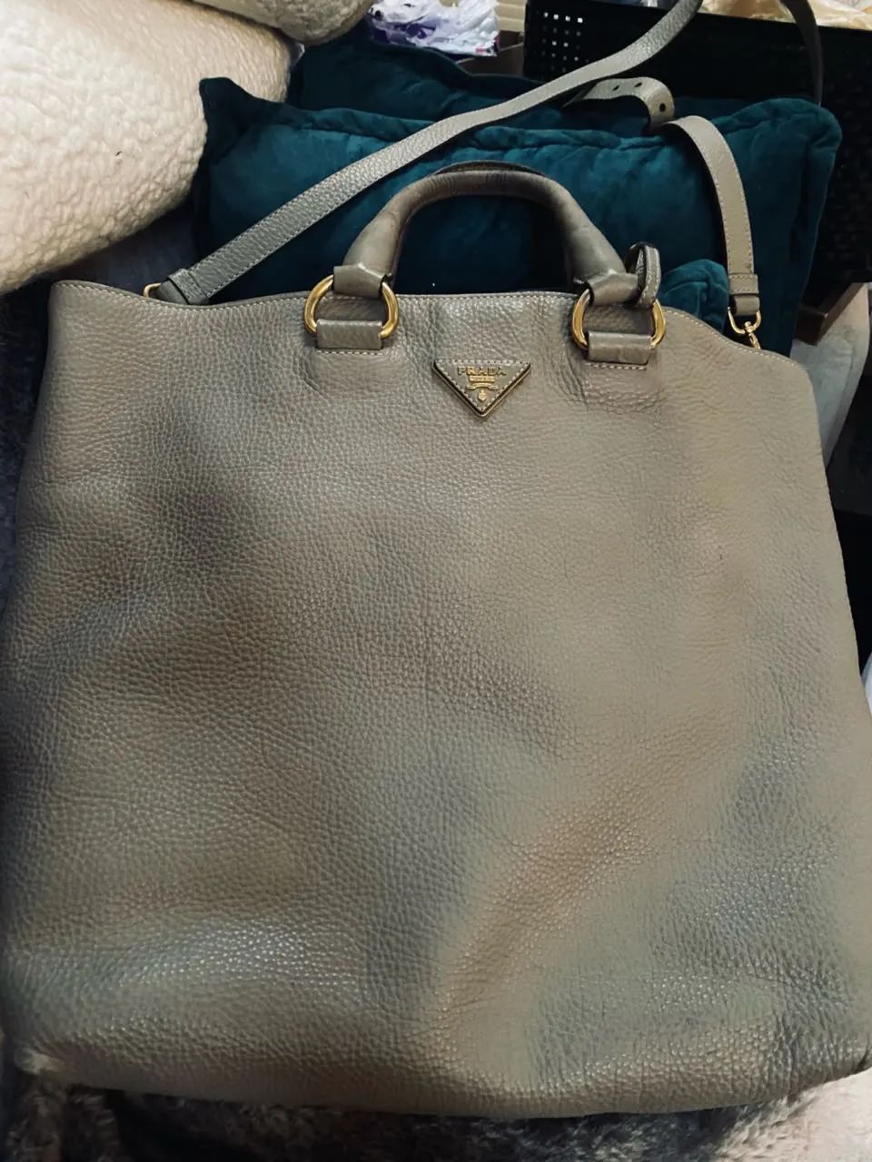 Bolsa Tote Prada Vitello Daino na cor cinza . 