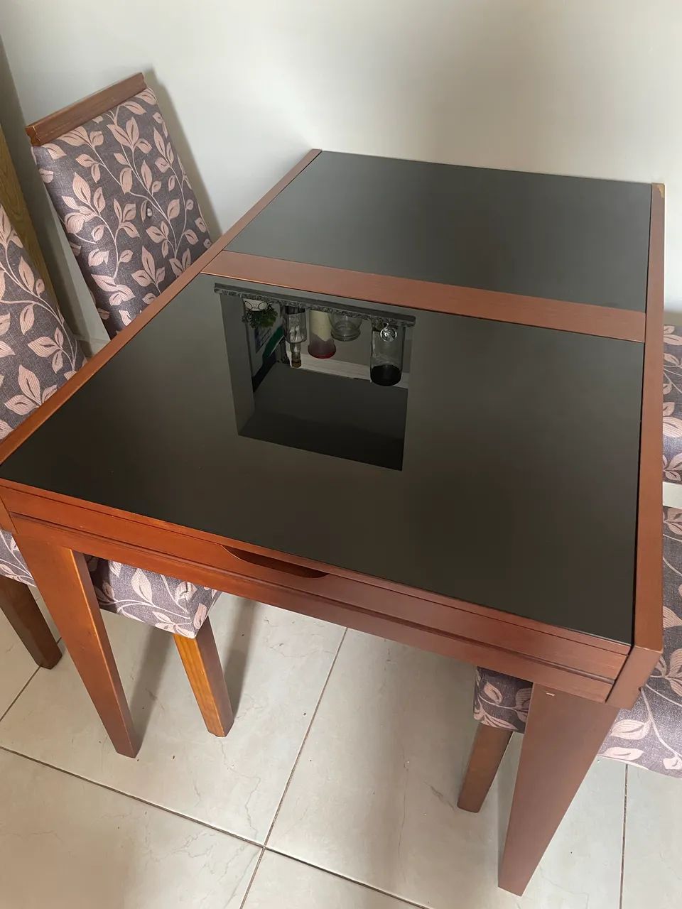 Mesa extensiva de vidro com 4 cadeiras, ótimo estado 