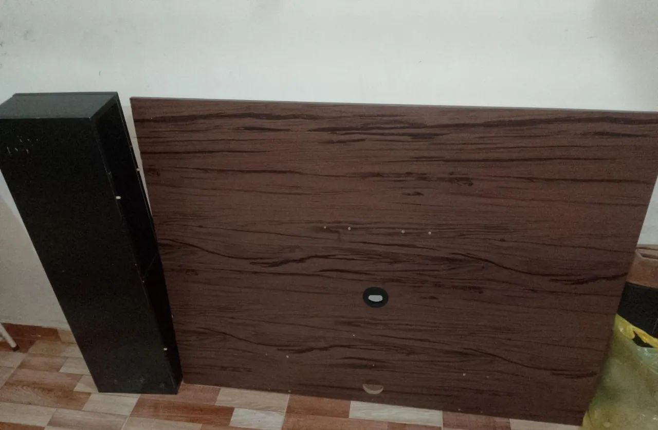 Vendo painel de tv, com algumas marcas de uso 