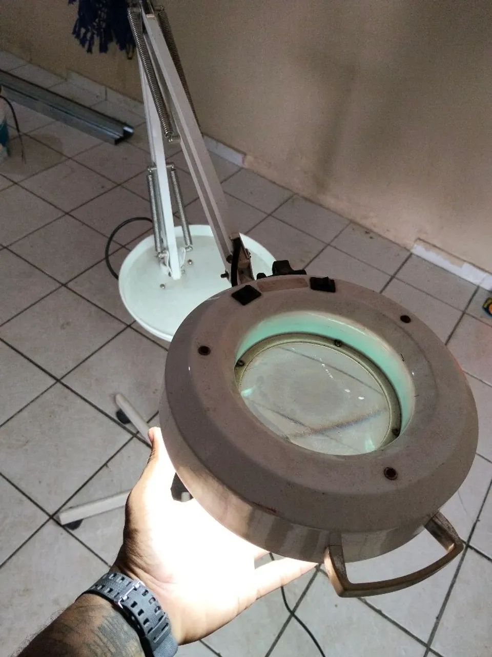 luminária com lupa articulada e tripé de rodinhas. - Foto 3