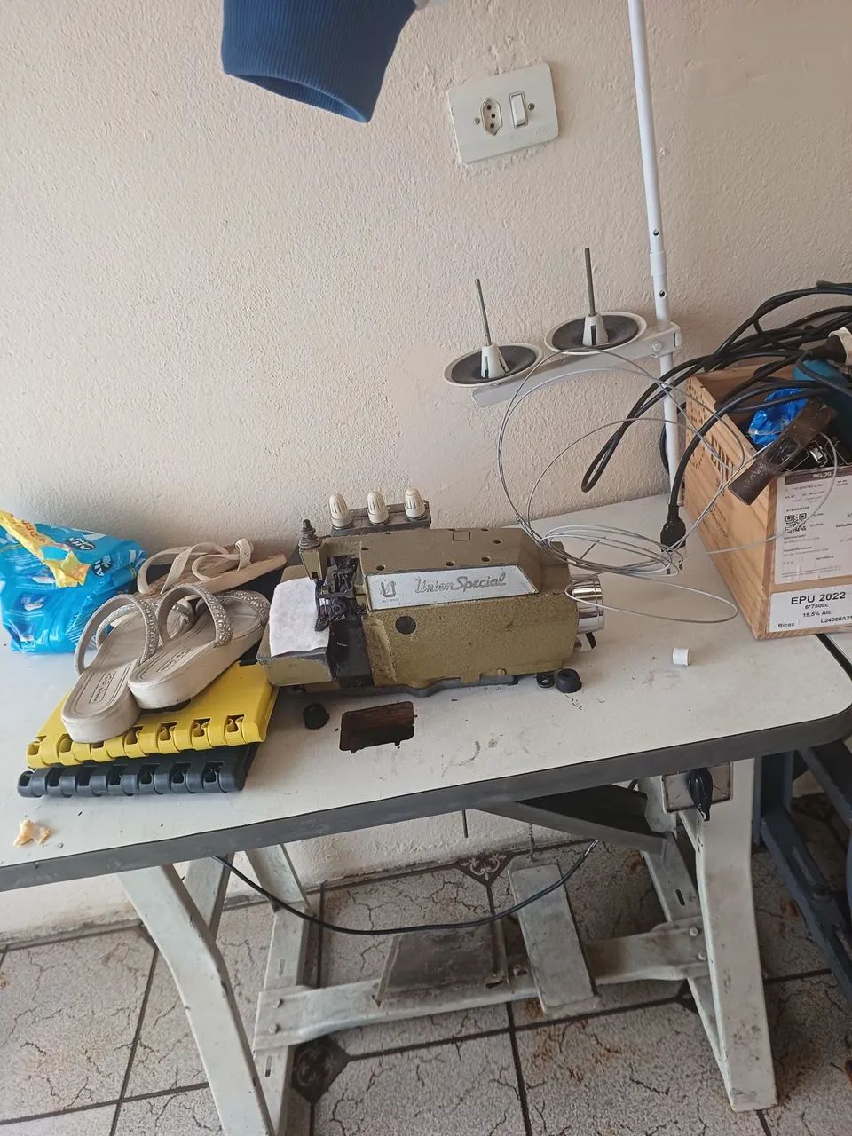 Vendo máquina overlok e reta industrial usado em bom estado e funcionando.  - Foto 2