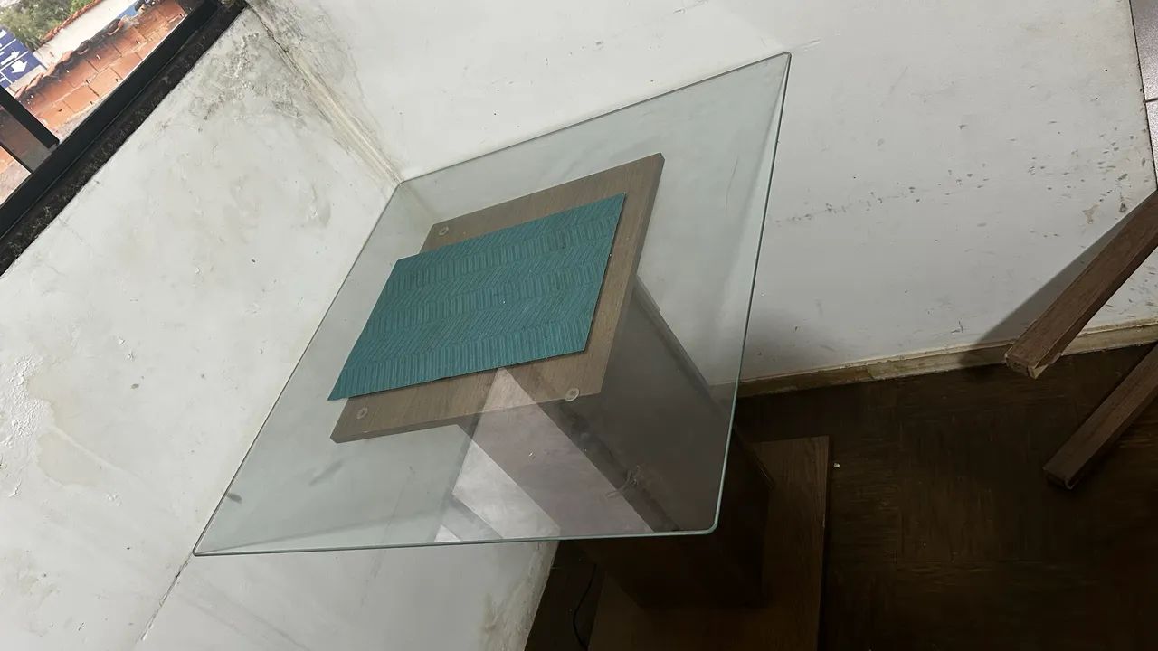 Mesa MDF com tampa de vidro - R$80
