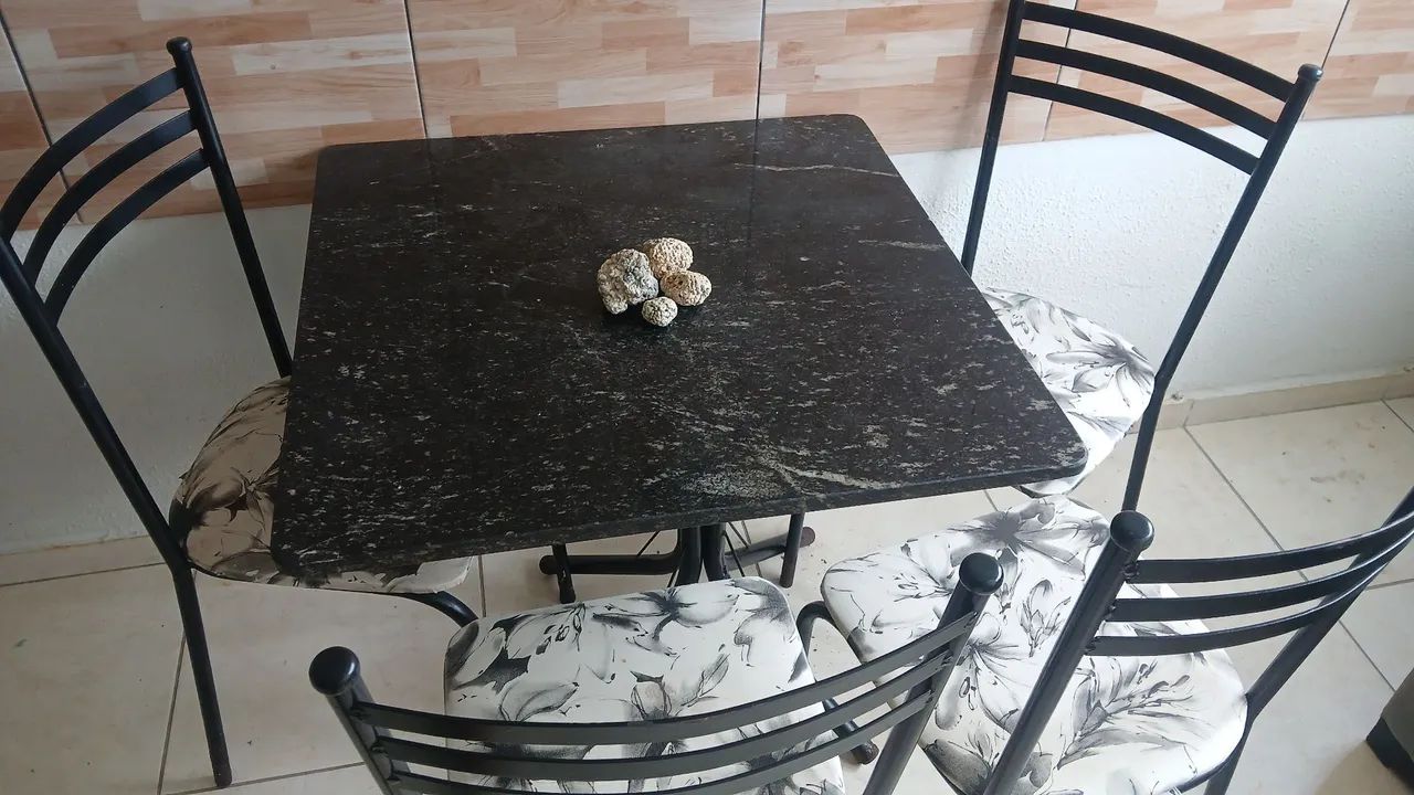 Mesa de 4 cadeiras 