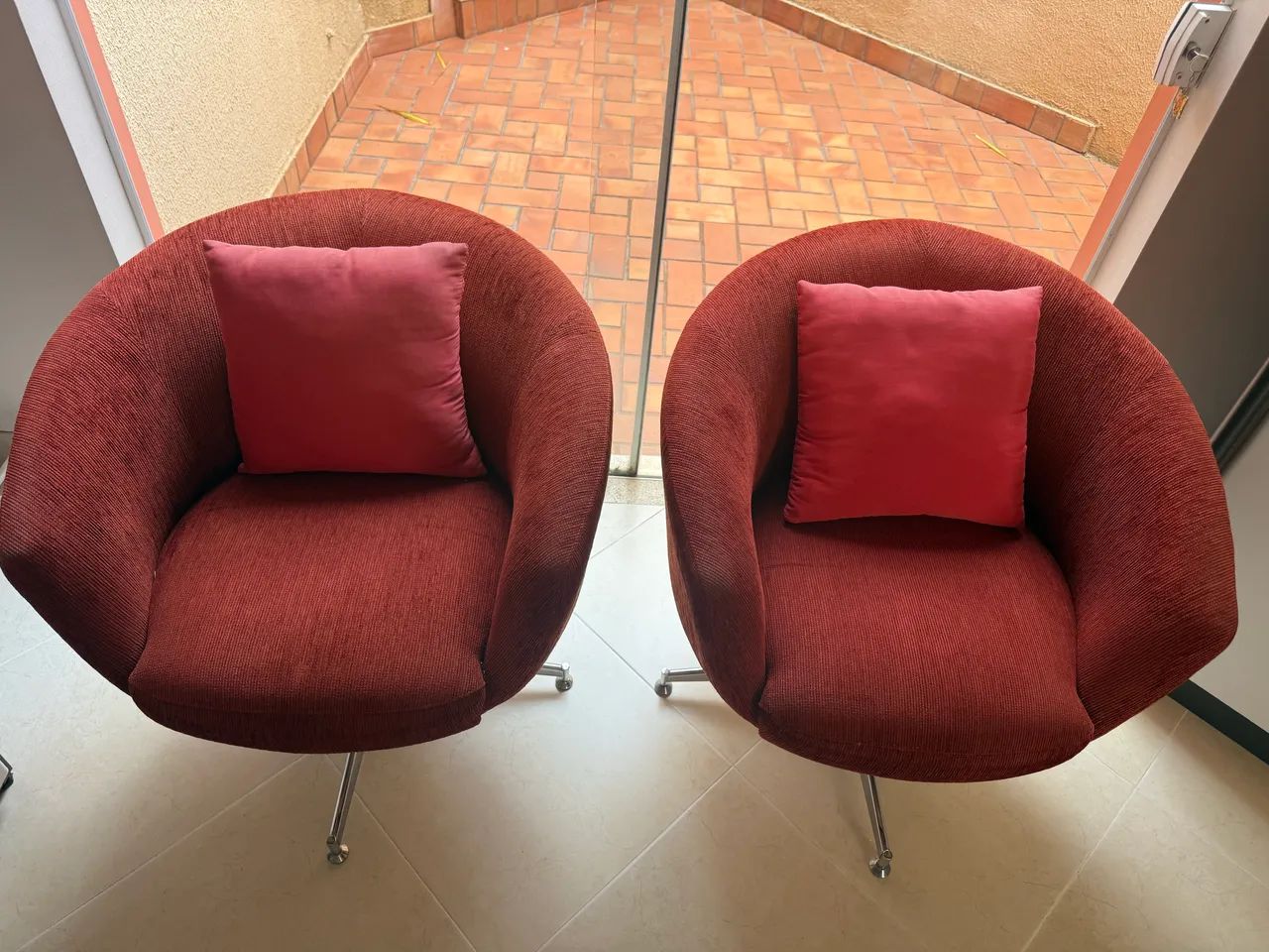 Poltronas Giratórias de Tecido com pés cromados  - Foto 2