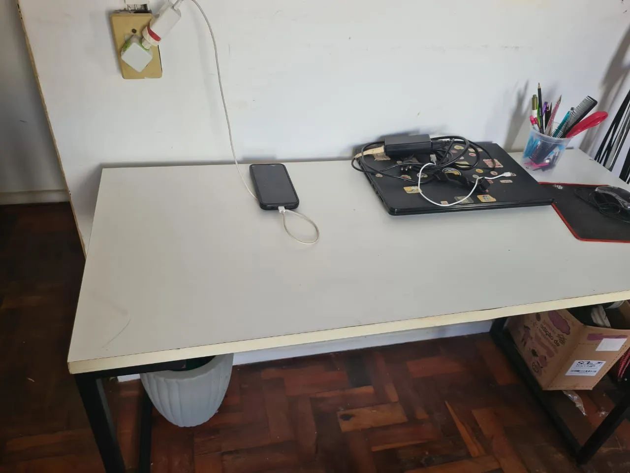 Mesa de escritório simples