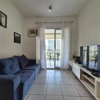 Apartamento à venda totalmente mobiliado com 2 quartos, sendo 1 suíte, e varanda com vista