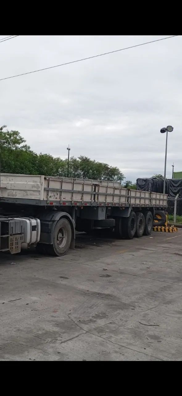 Carreta porta container e grade baixa