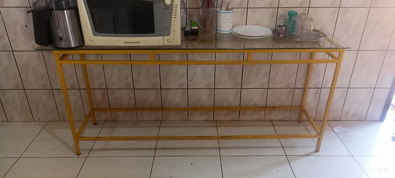 Aparador em metal e vidro 