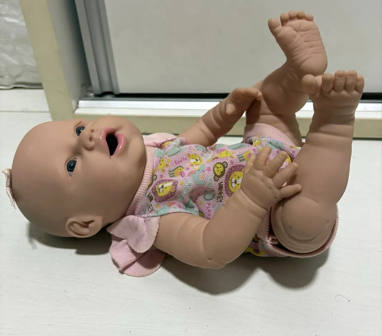 Lote com duas bonecas bebê em vinil 