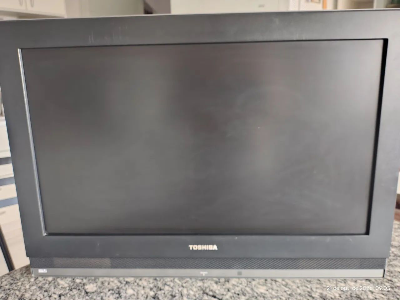 TV 26 polegadas HD, Toshiba, em excelente estado, com base e suporte de parede.