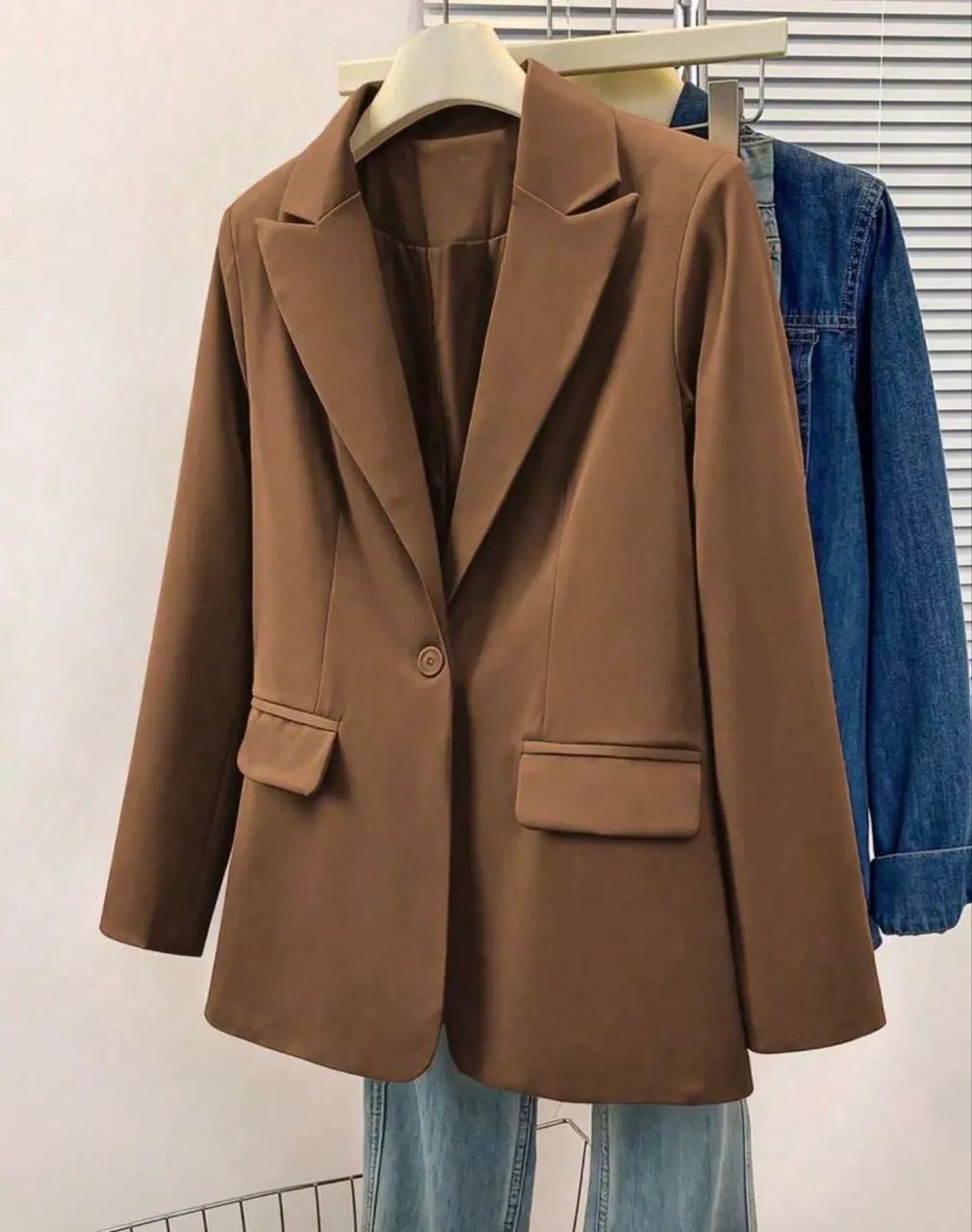 Blazer Feminino de Cor Sólida com Lapela Entalhada com botões frontais  - Foto 3