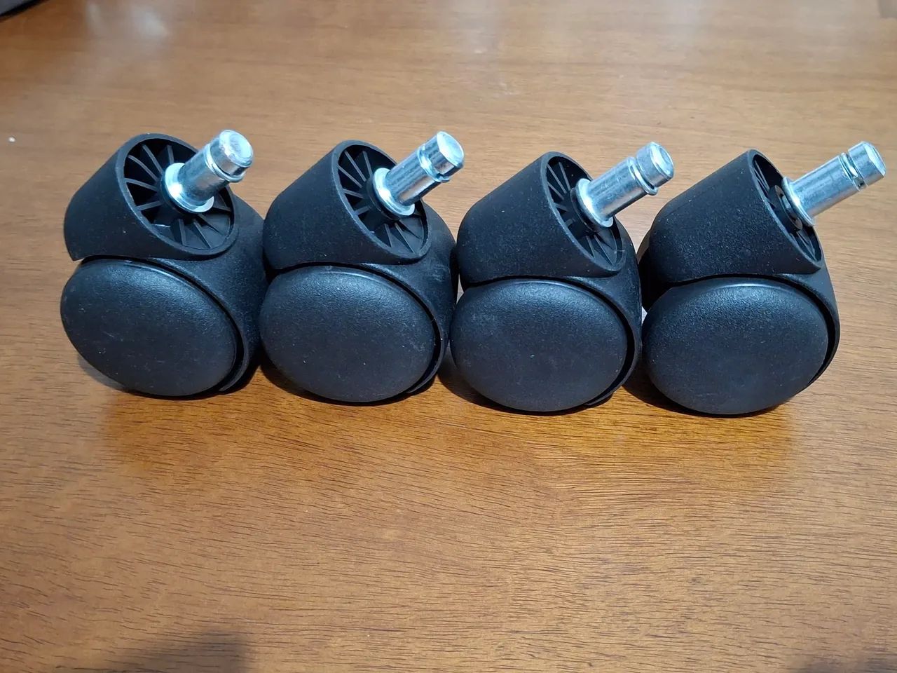 Kit com 4 rodinhas para cadeira giratória. 