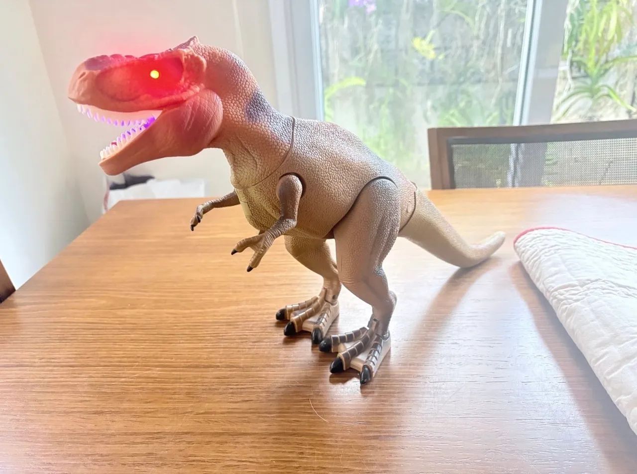 t-rex grande com controle remoto