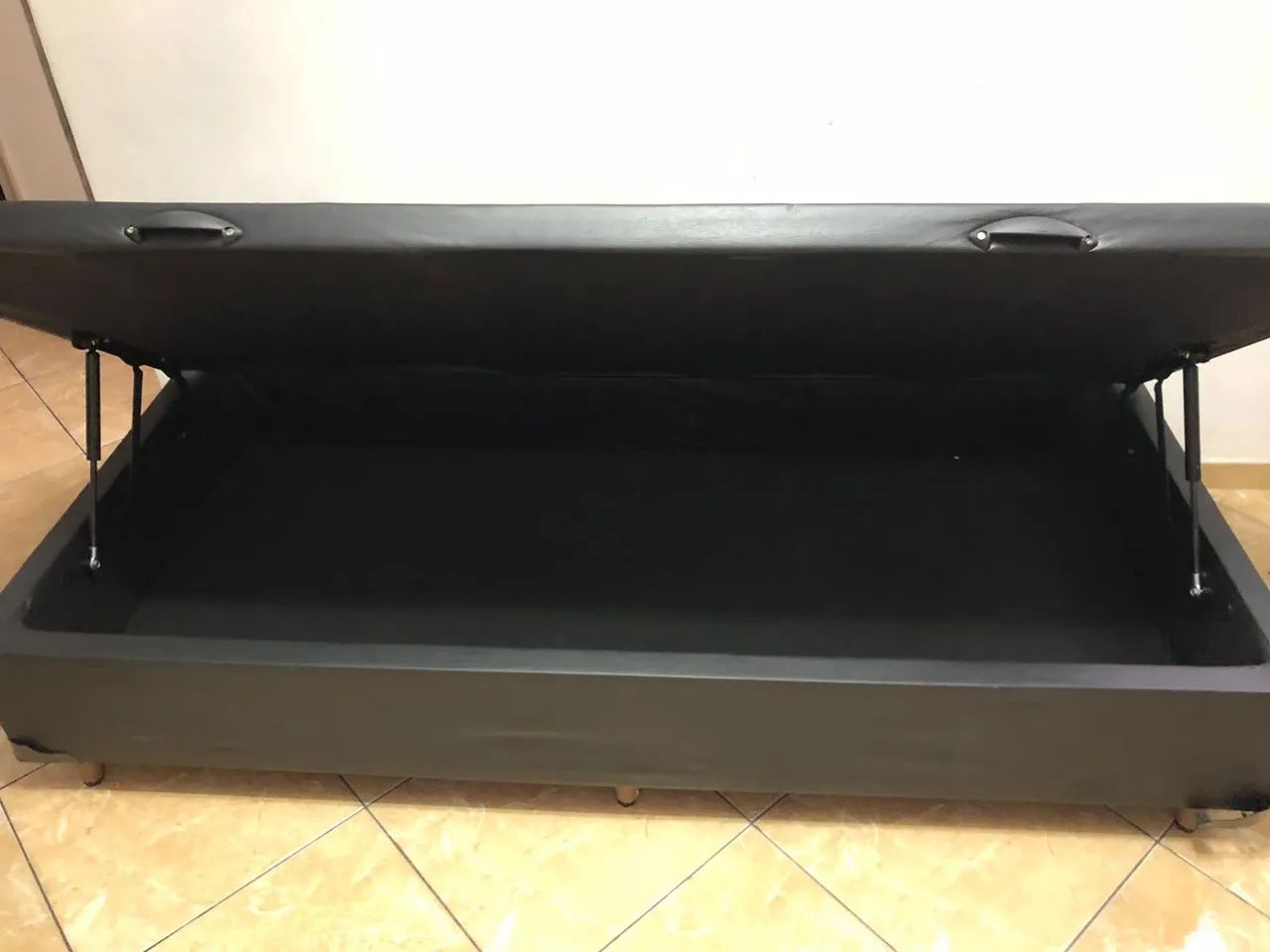 Cama de solteiro com baú