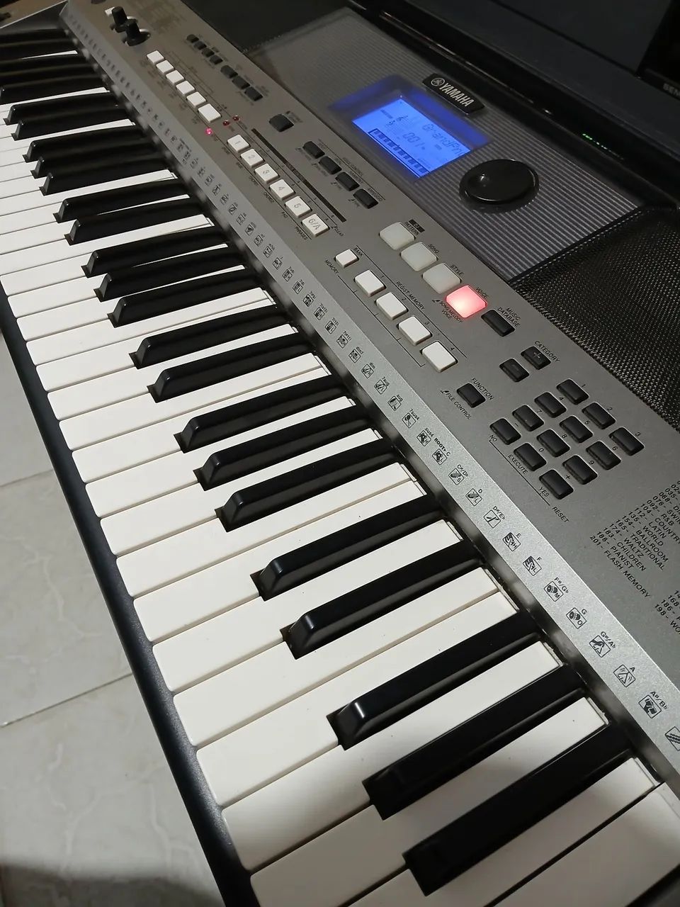 Teclado Yamaha PSR-E443 (Perfeito e Completo) - Foto 4