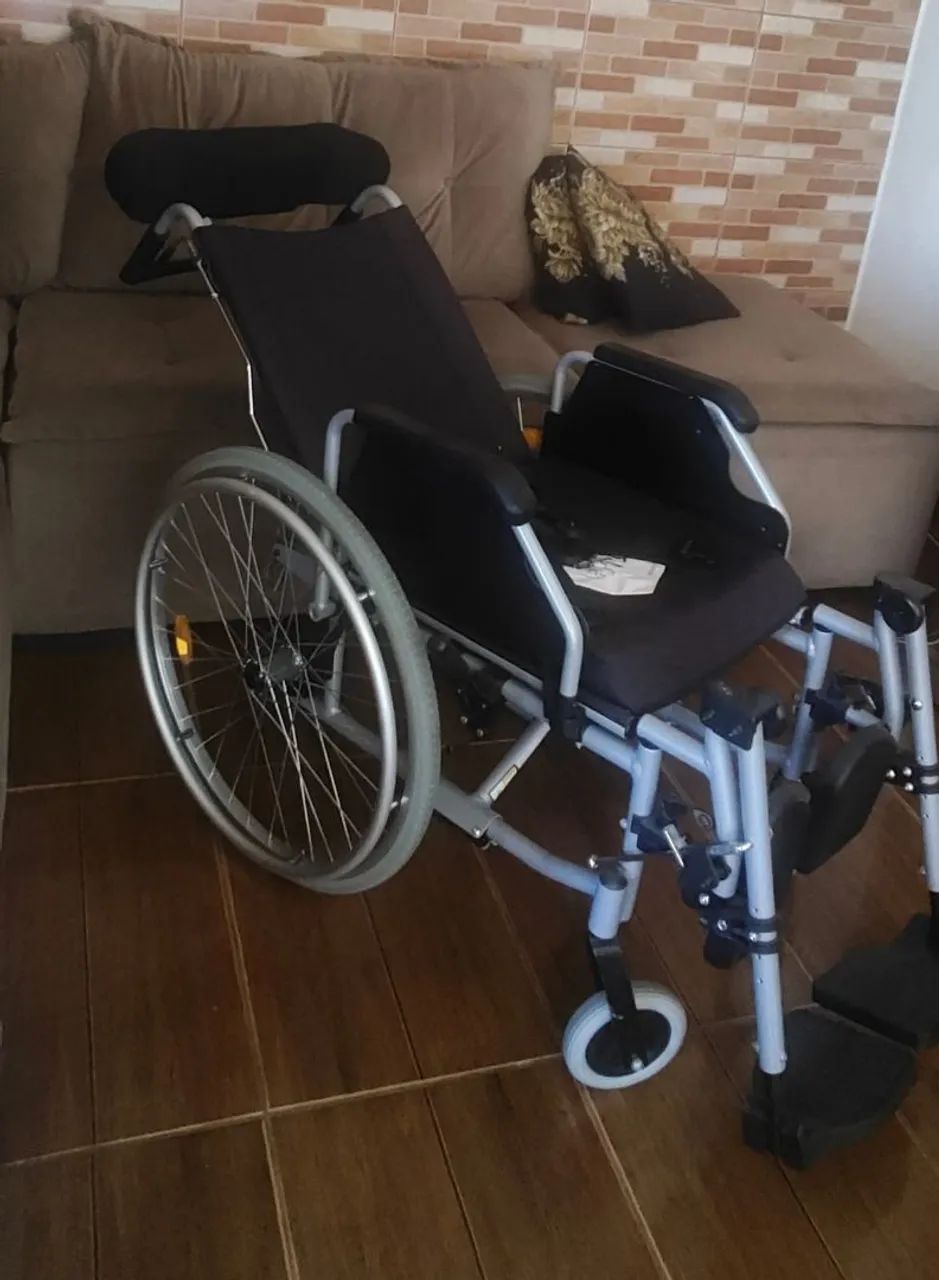 Vendo cadeira de rodas marca delamed - Foto 5