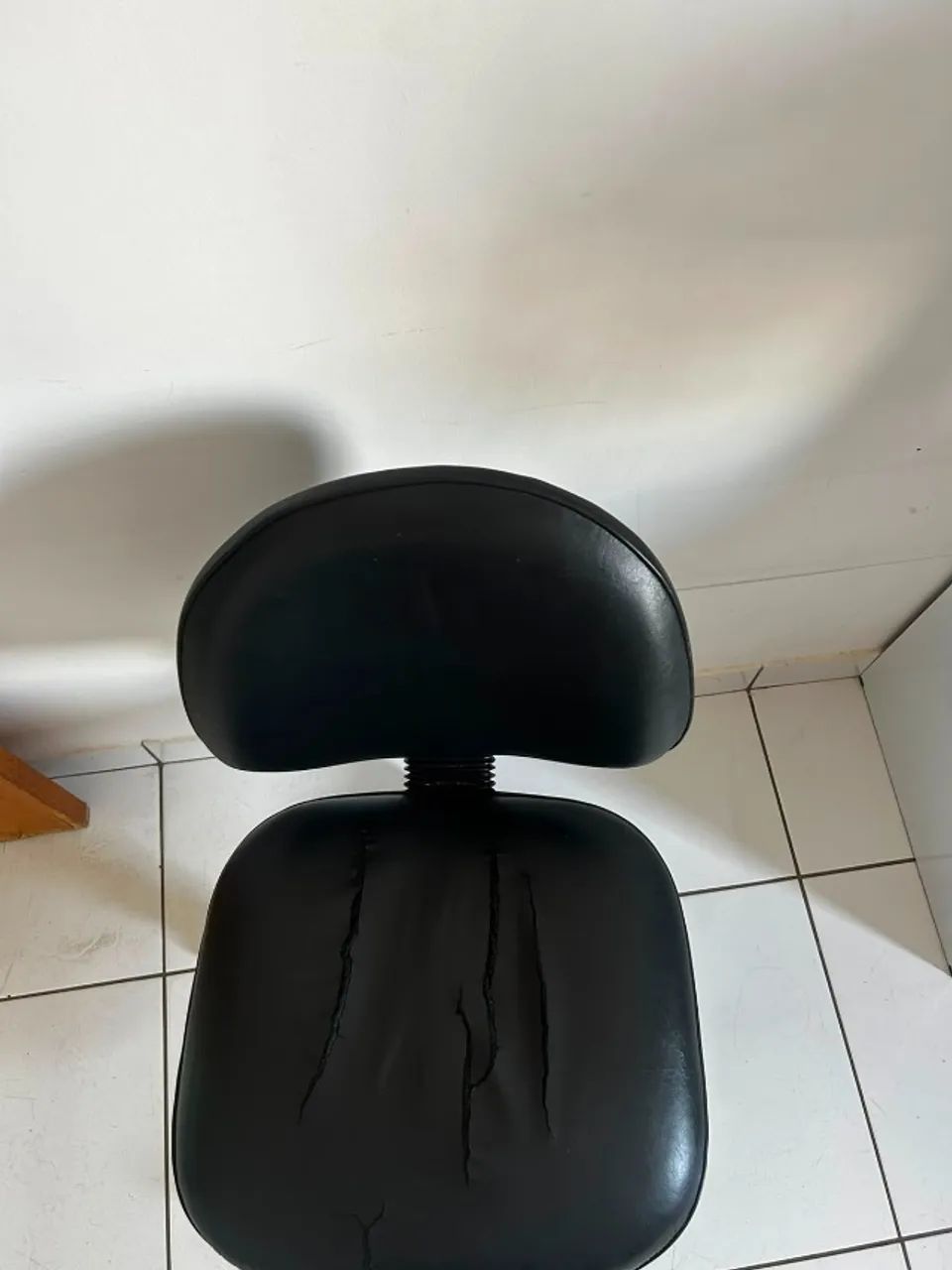 Cadeira escritório rasgado no couro e usada - Foto 2