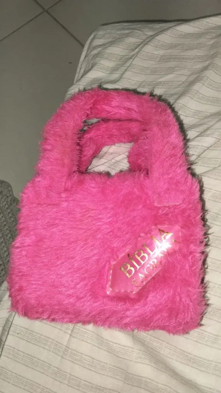 Bíblia sagrada de bolsa e rosa