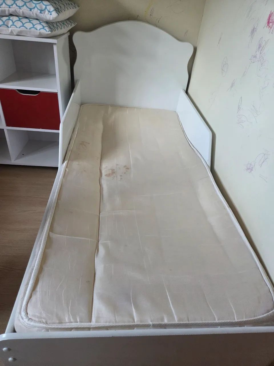 Cama infantil  com colchão e cama acessório 