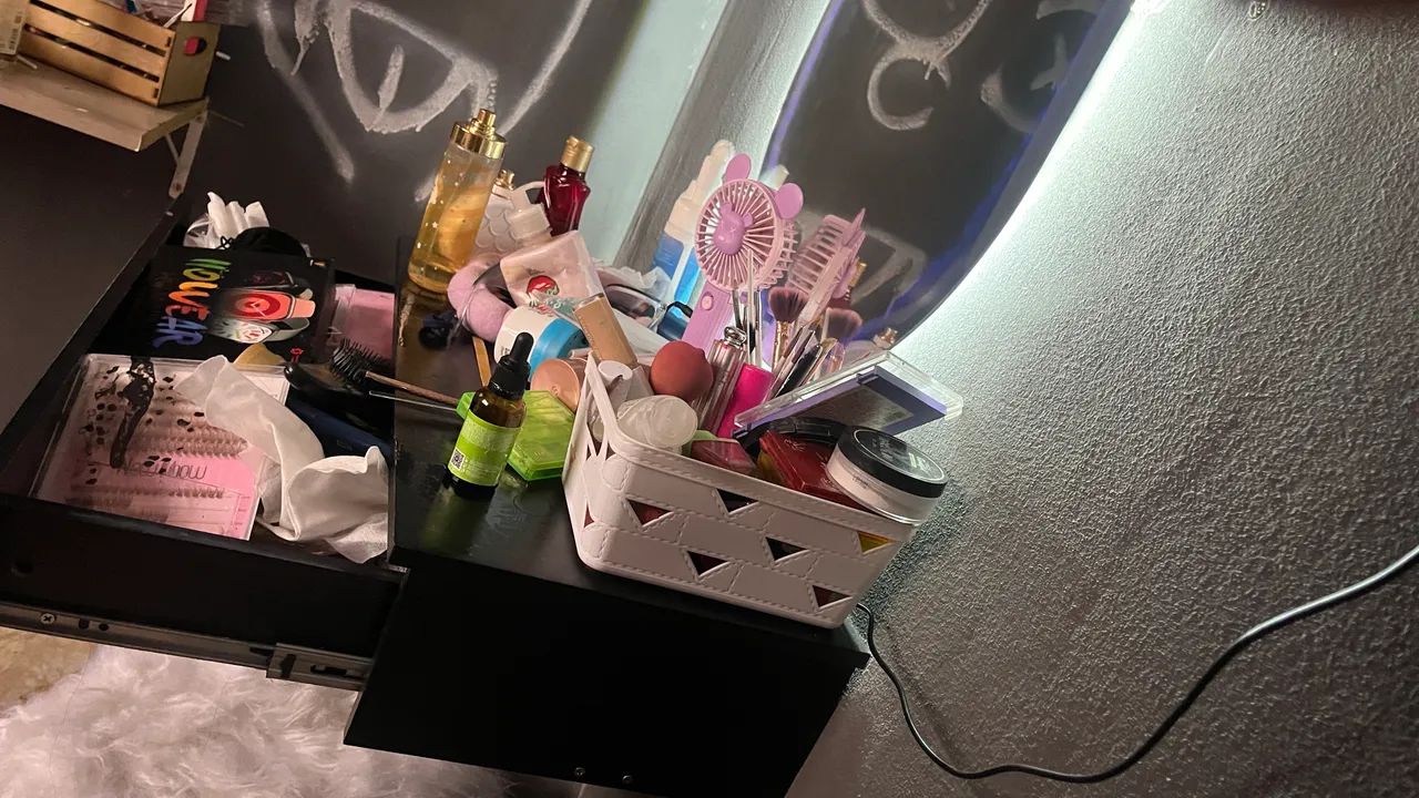 vendo, um espelho e uma penteadeira preta juntos  - Foto 3