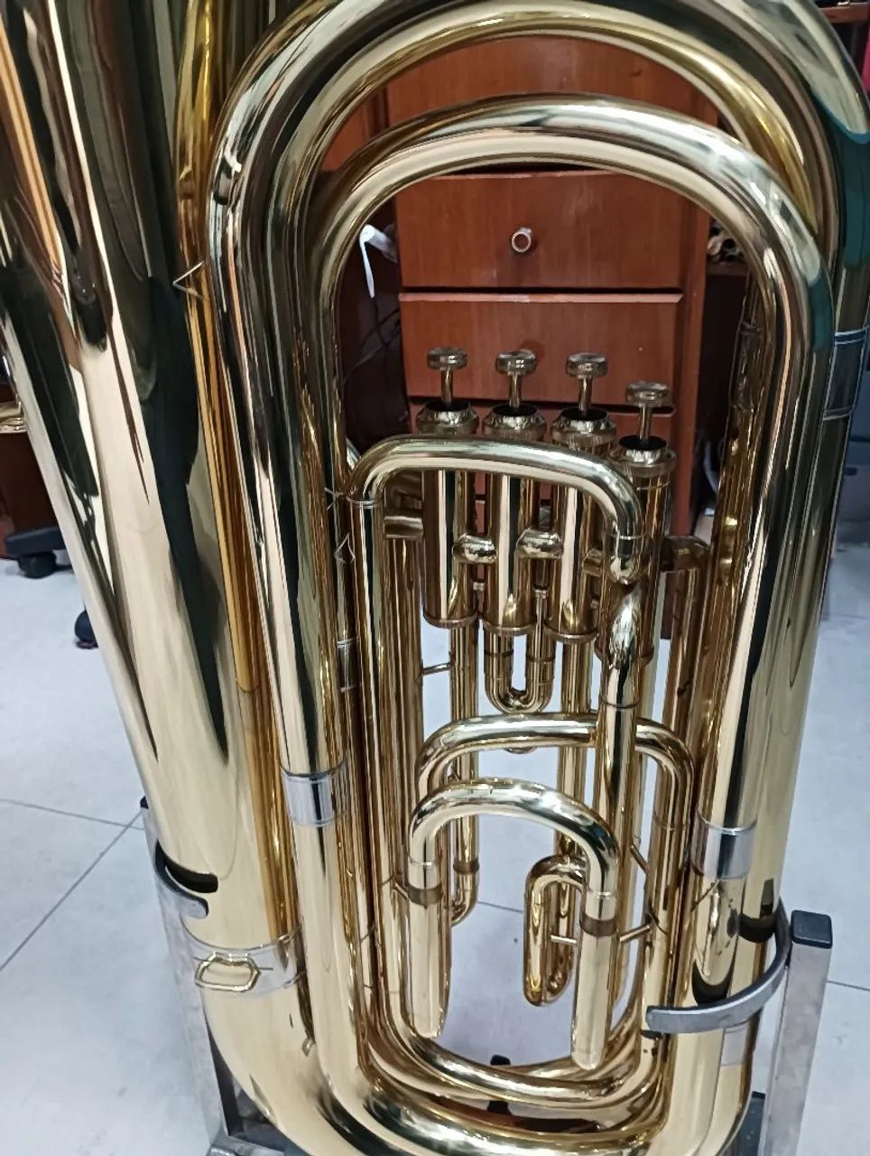 Tuba si bemol 4 pistos semi nova - Foto 5