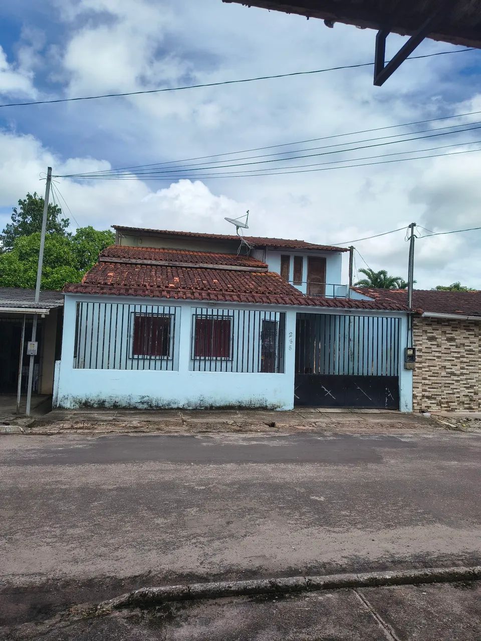 Aluga-se casa de altos e baixos 