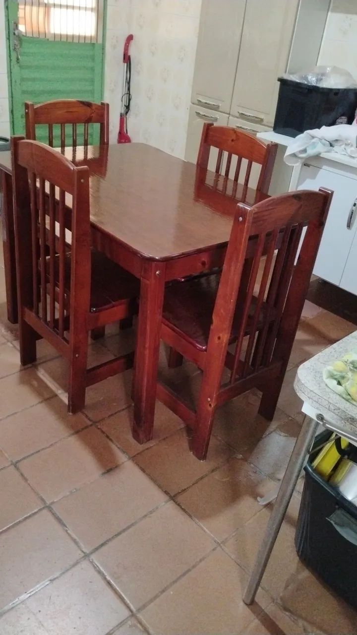 Mesa de madeira com quatro cadeiras