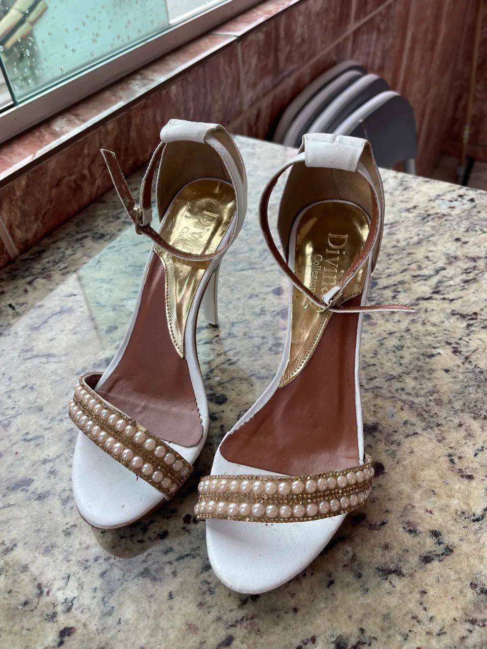 Sandália com aplicação encima 