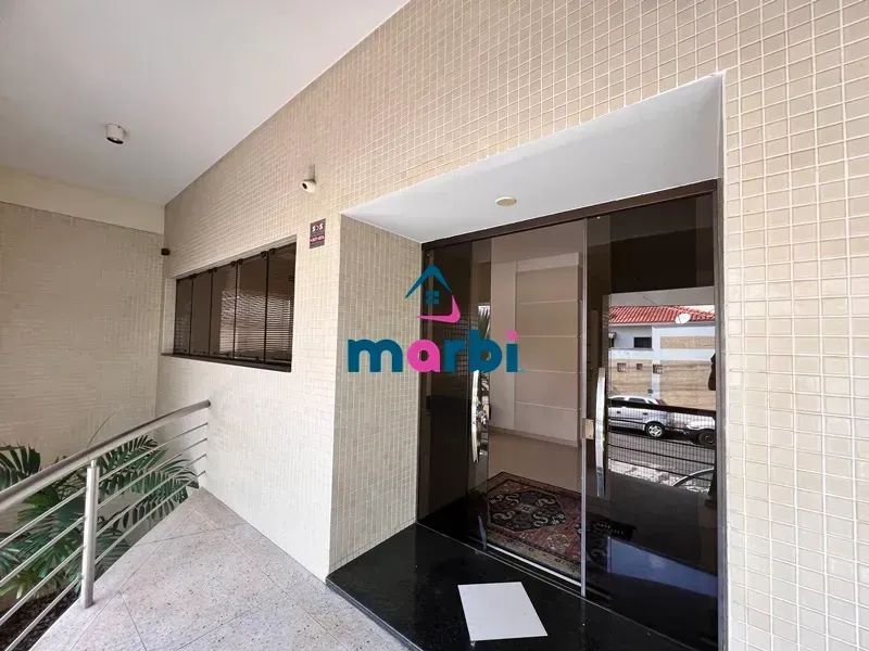 Prédio Comercial Moderno de Esquina com 3 Andares e Elevador de Carga