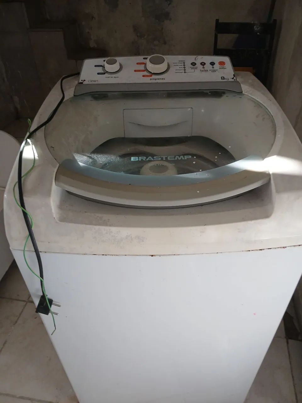 Uma maquina de lavar funcionando perfeitamente 