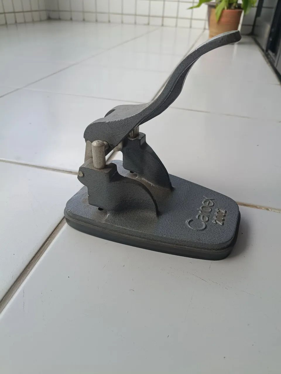 Antiguidade Furador de Papel de Ferro - Foto 2