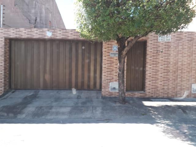 Alugo casa no Álvaro Weyne com 03 quartos