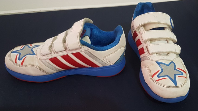 tenis adidas capitao america