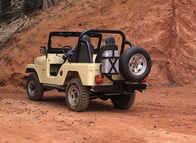 Jeep bege 1966