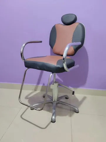 Cadeira Poltrona Para Barbeiro Caravaggio Reclinável cor Preto