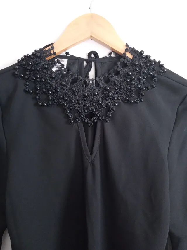 Blusa Preta com aplicações na gola, tamanho M (NOVA) - Foto 5