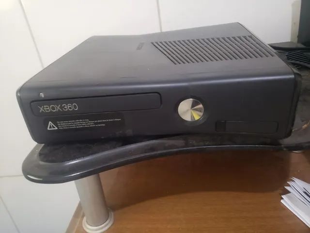 Console Xbox 360 bloqueado com 1 controle e os cabos