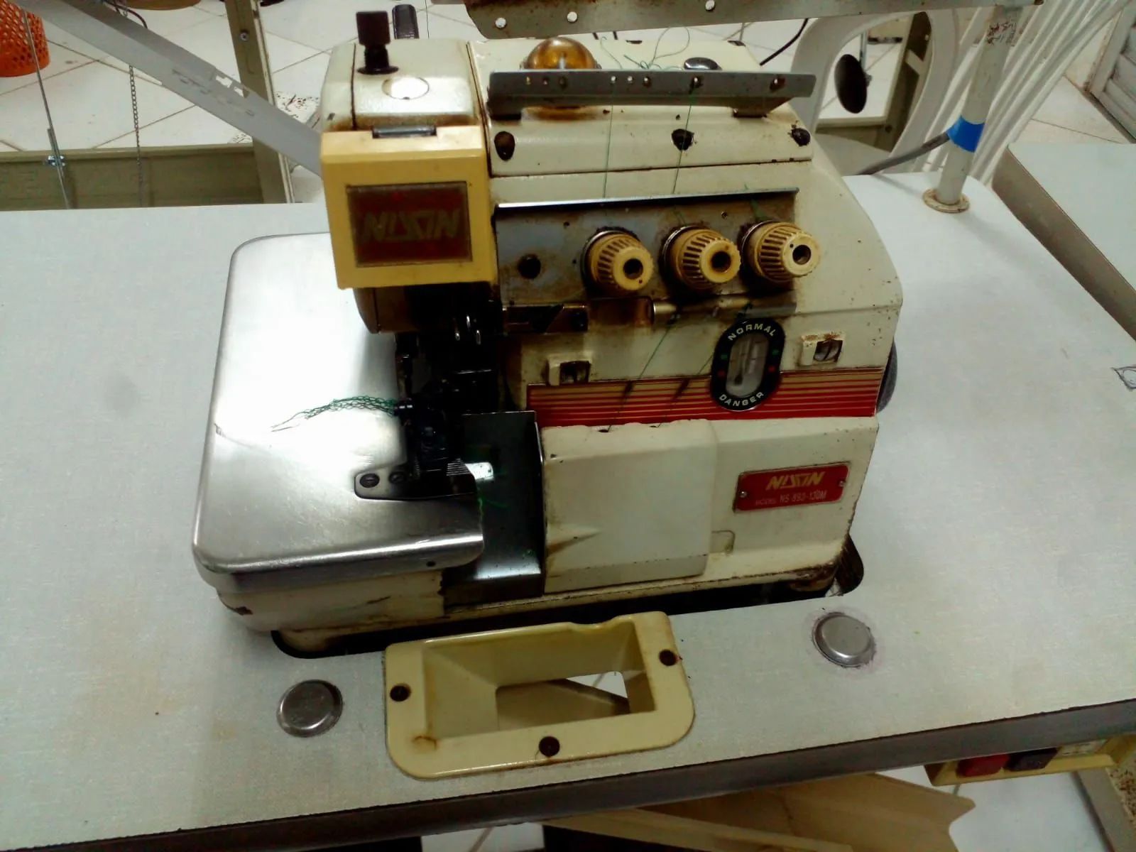 Máquina de Costura Overlock industrial Níssin Máquinas para produção